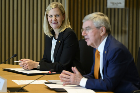 国際オリンピック委員会(IOC)の理事会に臨むコベントリー氏(奥)とバッハ会長=4月、スイス・ローザンヌ(EPA時事)