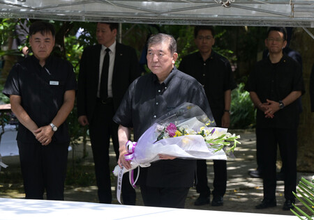 ひめゆりの塔で献花する石破茂首相(中央)=23日午後、沖縄県糸満市(代表撮影)