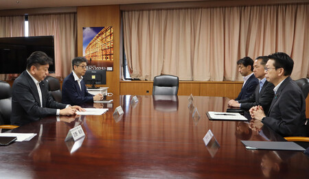 武藤容治経済産業相(右端)と会談し、柏崎刈羽原発(新潟県)の運営改善策などを報告する東京電力ホールディングス(HD)の小早川智明社長(左端)=23日午後、東京・霞が関の経産省
