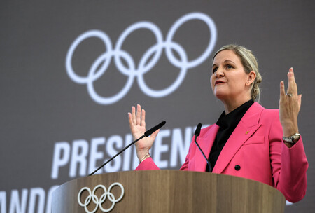 引き継ぎ式でスピーチする国際オリンピック委員会(IOC)のコベントリー新会長=23日、スイス・ローザンヌ(AFP時事)