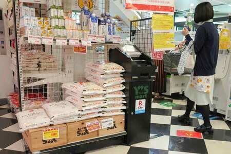 ２０日、東京都内のスーパーマーケット店頭に並ぶ精米袋（ＡＦＰ時事）