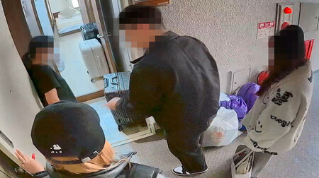 無届け民泊のスタッフとみられる女性(左奥)と、利用者とみられる男女3人=撮影日不明、東京都板橋区(マンション住民提供)(一部画像処理してあります)