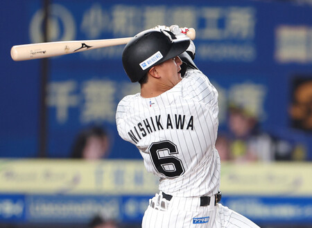 3回、同点の2点三塁打を放つロッテの西川=24日、ゾゾマリン