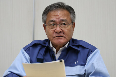 十島村役場で記者会見する久保源一郎村長=3日午後、鹿児島市