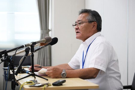 十島村役場で記者会見する久保源一郎村長=4日午前、鹿児島市