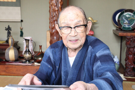 終戦後、旧ソ連に抑留され、モンゴルなどで強制労働させられた体験を語る山田秀三さん=5月15日、富山県南砺市
