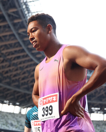 男子100メートル予選を終え、下を向くサニブラウン・ハキーム=4日、東京・国立競技場
