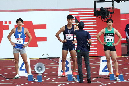 男子100メートル予選で失格となった柳田大輝(中央)=4日、東京・国立競技場