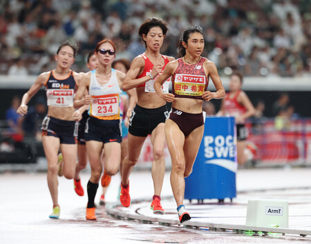 女子5000メートル、力走する田中希実(右端)=4日、東京・国立競技場