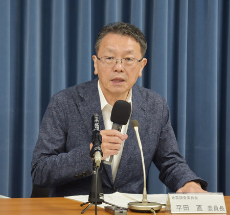 トカラ列島近海の群発地震について記者会見する政府・地震調査委員会の平田直委員長＝４日午後、東京都千代田区