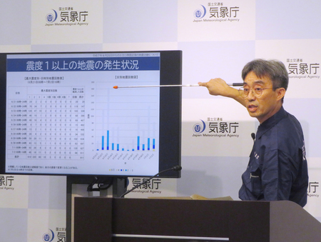 トカラ列島近海で頻発する地震を受け、記者会見する気象庁の地震津波監視課長＝２日、東京都港区