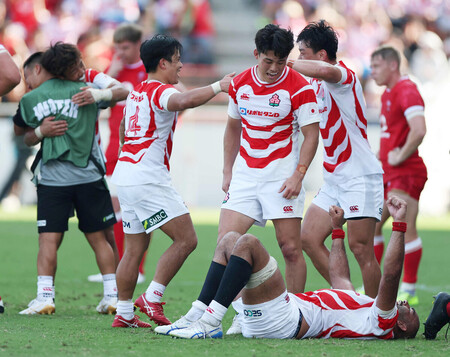 ウェールズに勝ち、喜ぶリーチ(下)ら日本代表=5日、ミクニワールドスタジアム北九州