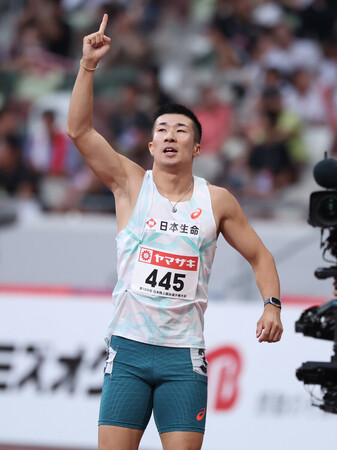 男子100メートルで優勝し、喜ぶ桐生祥秀=5日、東京・国立競技場
