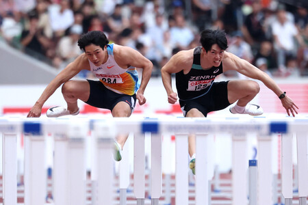 男子110メートル障害決勝、力走する泉谷駿介(左)。右は高山峻野=5日、東京・国立競技場