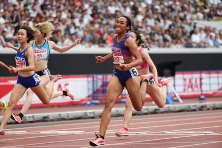 女子100メートル決勝、1位でゴールした井戸アビゲイル風果(右手前)=5日、東京・国立競技場