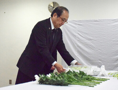 西日本豪雨の犠牲者に向けて献花する松井一実広島市長=6日午前、同市安佐北区