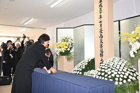 西日本豪雨の追悼行事で献花する伊東香織倉敷市長=6日午前、岡山県倉敷市