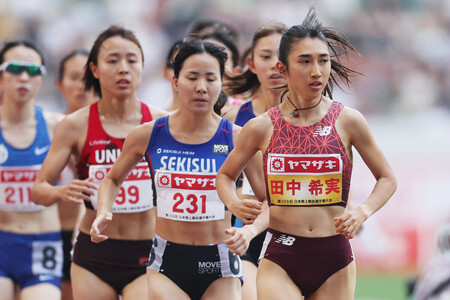女子1500メートル決勝、力走する田中希実(右端)=6日、東京・国立競技場