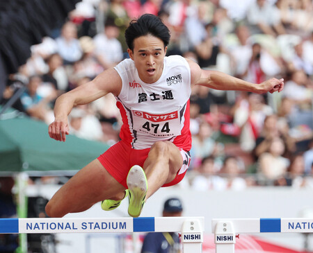 男子400メートル障害決勝、力走する井之上駿太=6日、東京・国立競技場