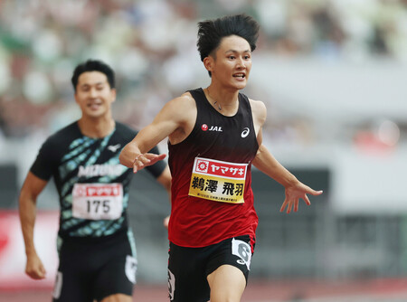 男子200メートル決勝、1位でゴールする鵜沢飛羽(右)。左は飯塚翔太=6日、東京・国立競技場