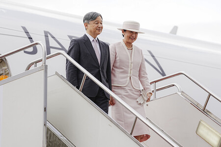モンゴルのチンギスハン空港に到着された天皇、皇后両陛下=6日午後(代表撮影・時事)