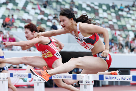 女子100メートル障害決勝で力走する田中佑美(右)。左は福部真子=6日、東京・国立競技場
