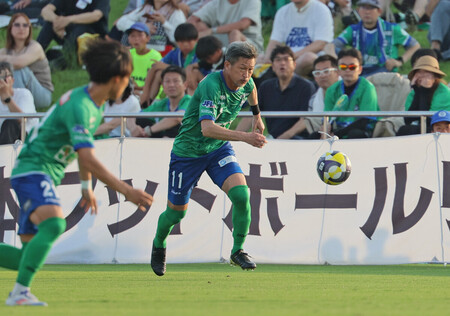 三重戦の前半、プレーする鈴鹿の三浦知良(右)=6日、三重交通Gスポーツの杜鈴鹿サッカー・ラグビー場