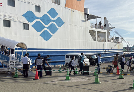 鹿児島港に到着した悪石島、小宝島からの避難者ら＝６日午後、鹿児島市