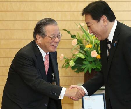 2012年10月30日、首相官邸に野田佳彦首相(当時、右)を訪ねたあしなが育英会の玉井義臣会長