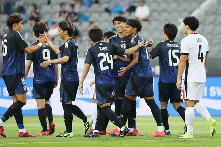 男子・香港戦の前半、先制ゴールを決め喜ぶジャーメイン(右から3人目)ら=8日、韓国・龍仁