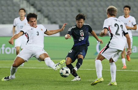 男子・香港戦の後半、ゴールを決める中村(中央)=8日、韓国・龍仁