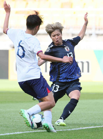 女子・台湾戦の前半、先制ゴールを決める矢形(右)=9日、韓国・水原