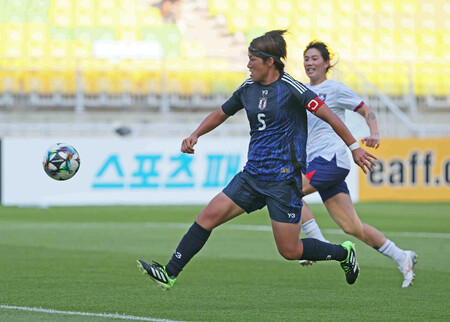 女子・台湾戦の後半、ゴールを決める高橋(手前)=9日、韓国・水原