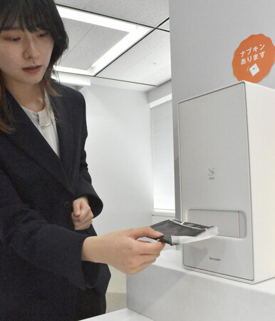 シャープが開発した生理用ナプキン提供装置＝９日、東京都港区