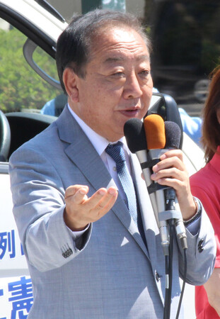 街頭で訴える立憲民主党の野田佳彦代表=9日午前、青森市