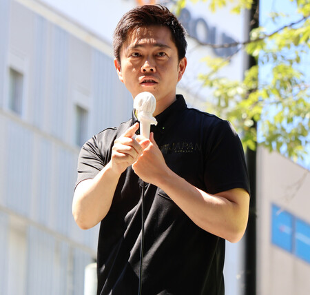 街頭演説する日本維新の会の吉村洋文代表=9日午前、札幌市