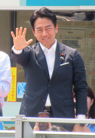 聴衆に手を振る自民党の小泉進次郎農林水産相=9日午前、千葉県船橋市
