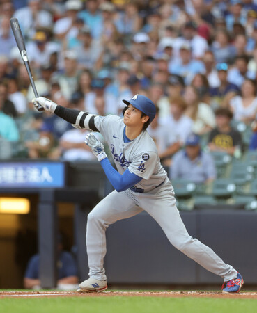 ブルワーズ戦の3回、外野フライに倒れたドジャースの大谷=9日、ミルウォーキー