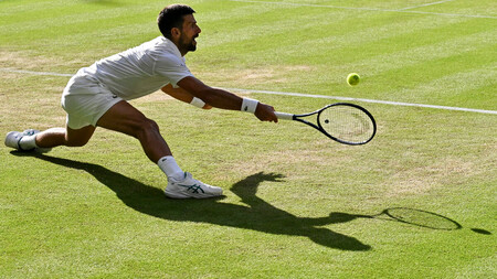 男子シングルス準々決勝、リターンを狙うノバク・ジョコビッチ=9日、英ウィンブルドン(AFP時事)