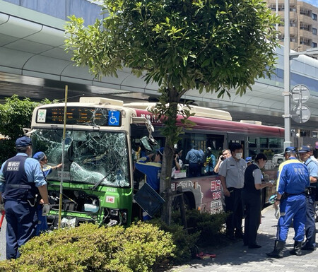 トレーラーと衝突した路線バス=10日午前、東京都江戸川区