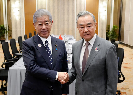 握手する岩屋毅外相(左)と中国の王毅外相=10日、クアラルンプール(外務省提供)
