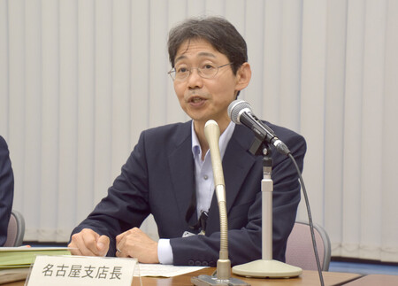 記者会見する上口洋司名古屋支店長=10日午後、日銀本店