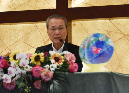 記者会見する筒井義信経団連会長=10日午後、大阪市北区
