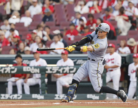 2回、先制のソロ本塁打を放つ阪神の佐藤輝=10日、マツダスタジアム