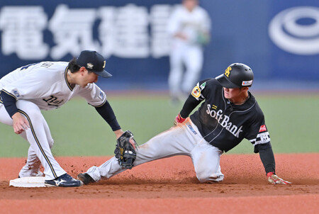 3回、二盗を決めるソフトバンクの庄子(右)=10日、京セラドーム