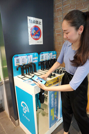 ＪＲ有楽町駅前に設置された日傘のレンタルスポット＝１０日午後、東京都千代田区