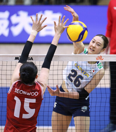 韓国戦の第1セット、スパイクを決める佐藤=10日、千葉ポートアリーナ