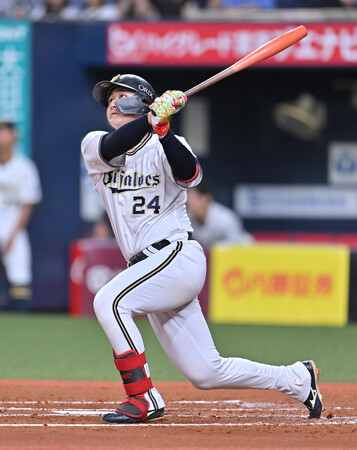 6回、満塁本塁打を放つオリックスの紅林=10日、京セラドーム