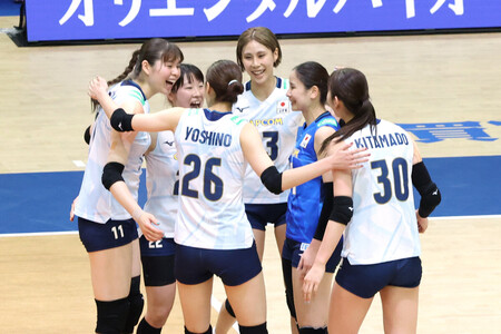 韓国に勝ち、喜ぶ日本の選手=10日、千葉ポートアリーナ