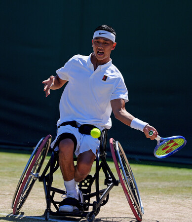 車いす部門の男子シングルス準々決勝でプレーする小田凱人＝１０日、英ウィンブルドン（ＰＡ　Ｉｍａｇｅｓ時事）